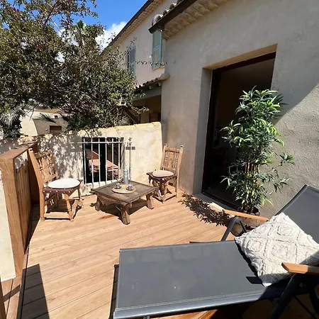 Maison Exotique Avec Piscine - Quatre Murs Et Un Toit Hyeres