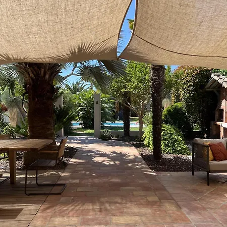 Maison Exotique Avec Piscine - Quatre Murs Et Un Toit