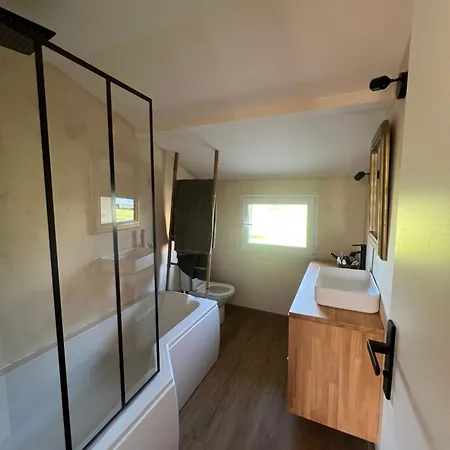 Maison Exotique Avec Piscine - Quatre Murs Et Un Toit *
