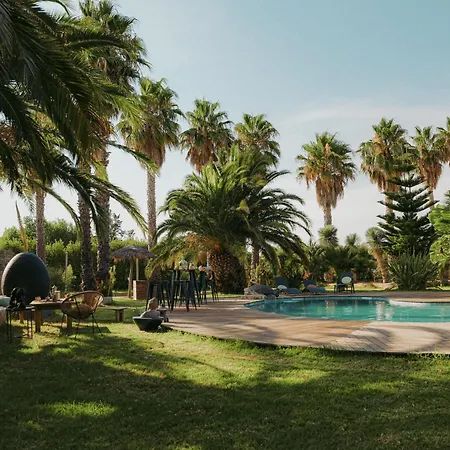 Maison Exotique Avec Piscine - Quatre Murs Et Un Toit *