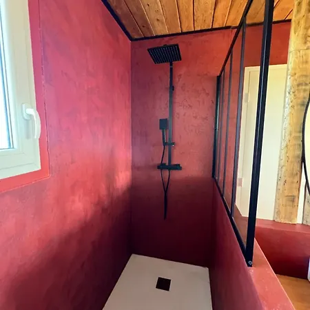 Maison Exotique Avec Piscine - Quatre Murs Et Un Toit *