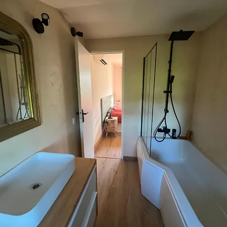 Maison Exotique Avec Piscine - Quatre Murs Et Un Toit