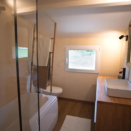Maison Exotique Avec Piscine - Quatre Murs Et Un Toit