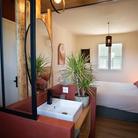 Maison Exotique Avec Piscine - Quatre Murs Et Un Toit *