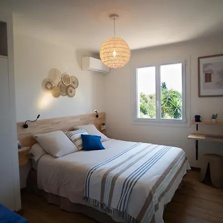 Maison Exotique Avec Piscine - Quatre Murs Et Un Toit